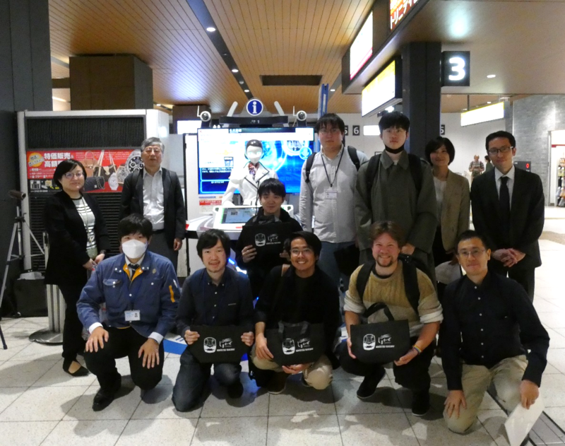 AIロボット「ARISA（アリサ）」（＠近鉄大和西大寺駅）の外国語案内機能強化プロジェクトを開始～近畿日本鉄道との共同プロジェクト～（2023/11/6~7）