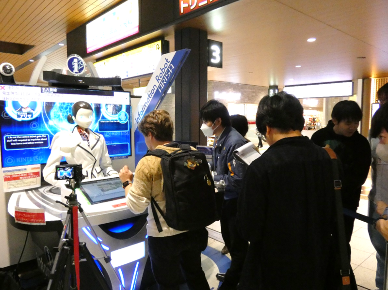 AIロボット「ARISA（アリサ）」（＠近鉄大和西大寺駅）の外国語案内機能強化プロジェクトを開始～近畿日本鉄道との共同プロジェクト～（2023/11/6~7）
