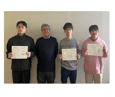 量子物理工学研究室の山林 恵士さん（博士前期課程2年）、高橋 遼成さん（博士前期課程1年）、本條 悟史さん（博士前期課程1年）が応用物理学会 量子エネルギー変換研究会 第1回研究会 兼 第34回次世代先端光科学研究会において講演奨励賞および若手奨励賞を受賞