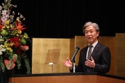 式辞を述べる塩﨑学長
