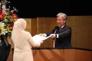 学位記を受け取る修了生