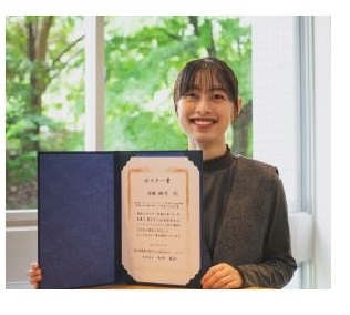 機能超分子化学研究室の高橋鈴乃さん（博士前期課程2年）が、第34回金属の関与する生体関連反応シンポジウムにおいてポスター賞を受賞