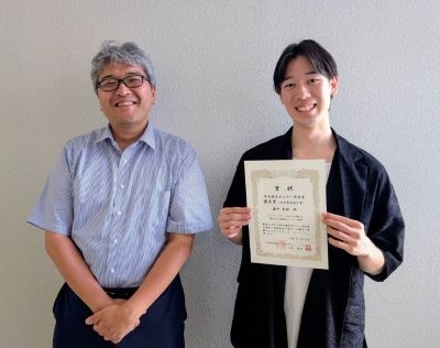 量子物理工学研究室の藤井愛朗さん (博士前期課程2年) が日本セラミックス協会2025年年会において年会優秀ポスター発表賞 優秀賞 (日本電気硝子賞) を受賞