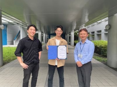 物性情報物理学研究室の徳原圭祐さん(博士前期課程2年)が、機能性ナノ界面科学研究会 夏の学校2025において優秀発表賞を受賞
