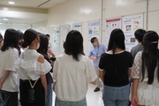 関西光量子科学研究所　遠藤友随主幹研究員による実験棟の見学