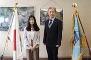 塩﨑学長との記念撮影（左がパーリン・ヤップ氏）