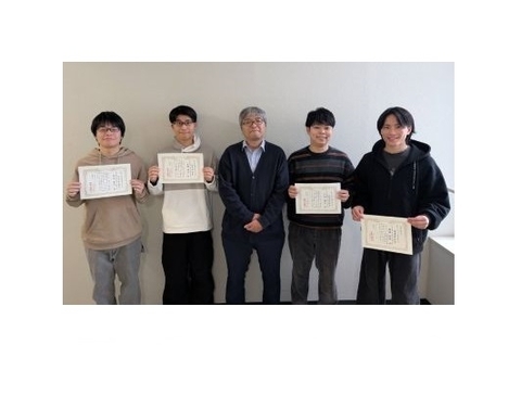  量子物理工学研究室の本條 悟史さん（博士前期課程2年）、齋藤 祐磨さん（博士前期課程1年）、星名 勇作さん（博士前期課程1年）、山田 彗史さん（博士前期課程1年）が応用物理学会 量子エネルギー変換研究会 第4回研究会 兼 第37回次世代先端光科学研究会において講演奨励賞および若手奨励賞を受賞