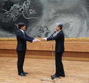 写真左側が坂井優介助教