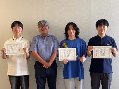 量子物理工学研究室の尾竹祥太さん（博士後期課程2年）、齋藤祐磨さん（博士前期課程2年）、山田彗史さん（博士前期課程2年）が第73回応用物理学会春季学術講演会において量子エネルギー変換研究会 セッション奨励賞を受賞