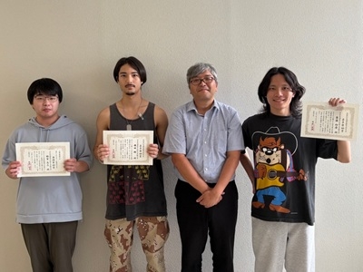 量子物理工学研究室の福富嵩太さん（博士前期課程1年）、権田樹さん（博士前期課程2年）、齋藤祐磨さん（博士前期課程2年）が応用物理学会 量子エネルギー変換研究会 第6回研究会 兼 第39回次世代先端光科学研究会において講演奨励賞および若手奨励賞を受賞