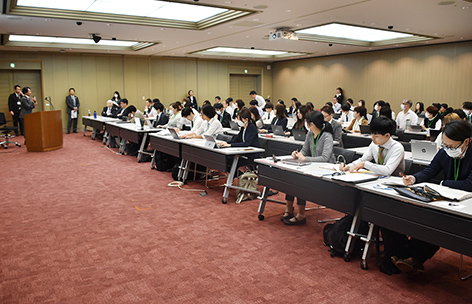 画像:広報担当者勉強会で本学の広報活動の成果を発表