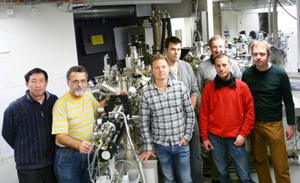 スイスの共同研究者らと共同で立ち上げてきた光電子回折測定装置の前で