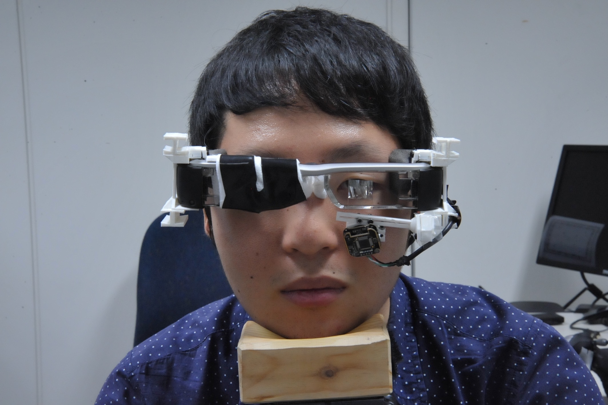 ユーザの目のピント位置を考慮したAR映像の生成技術に関する実験の様子